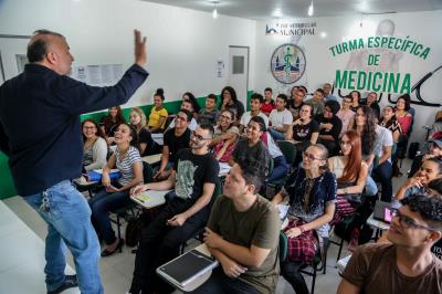 Alunos são recepcionados no Cursinho Pré-Vestibular Municipal