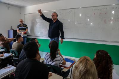 Alunos são recepcionados no Cursinho Pré-Vestibular Municipal