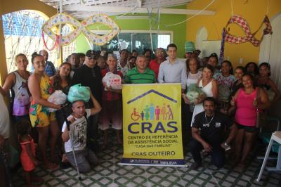 Cras Outeiro entrega alimentos arrecadados durante programação de Carnaval