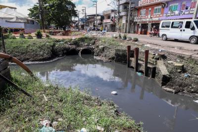 Sistema de comportas é instalado na Bernardo Sayão para prevenção de alagamentos