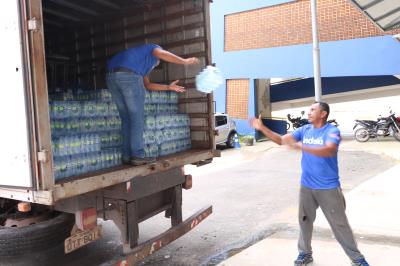 Prefeitura recebe doação de água mineral destinada às vítimas de alagamentos