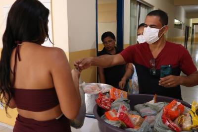 Semec entrega cerca de 80% dos kits de merenda escolar