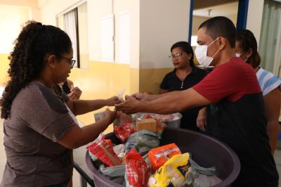 Semec entrega cerca de 80% dos kits de merenda escolar