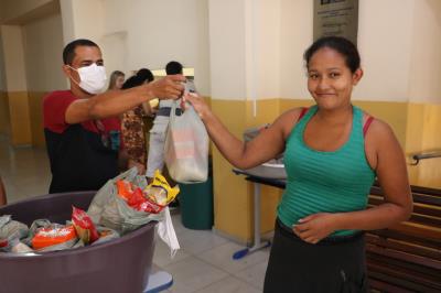 Semec entrega cerca de 80% dos kits de merenda escolar