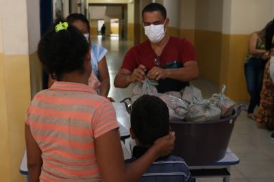 Semec entrega cerca de 80% dos kits de merenda escolar