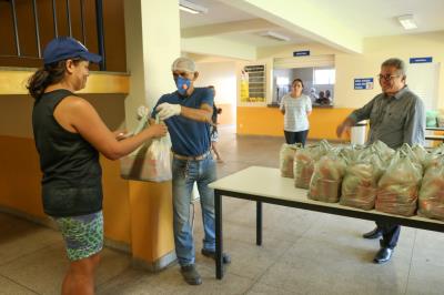 Cerca de 90% dos kits de merenda escolar já foram entregues aos alunos da rede municipal