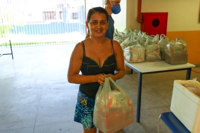 Cerca de 90% dos kits de merenda escolar já foram entregues aos alunos da rede municipal