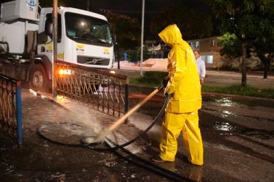 Prefeitura realiza ação de limpeza nos abrigos das paradas de ônibus