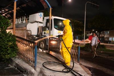 Prefeitura realiza ação de limpeza nos abrigos das paradas de ônibus