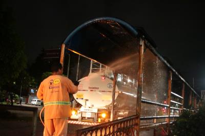 Prefeitura realiza ação de limpeza nos abrigos das paradas de ônibus