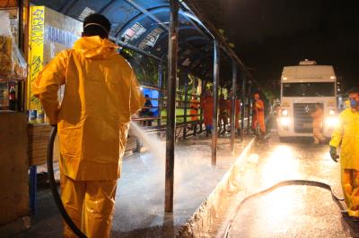 Prefeitura realiza ação de limpeza nos abrigos das paradas de ônibus