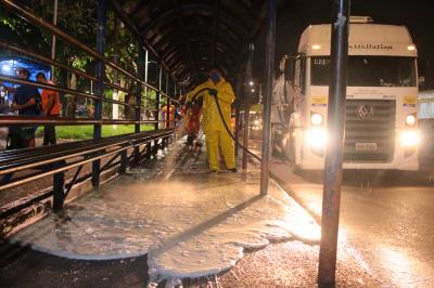 Prefeitura realiza ação de limpeza nos abrigos das paradas de ônibus