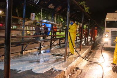 Prefeitura realiza ação de limpeza nos abrigos das paradas de ônibus