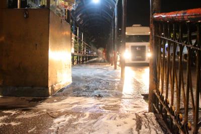 Prefeitura realiza ação de limpeza nos abrigos das paradas de ônibus