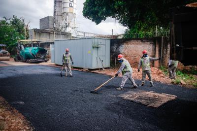 Obras de drenagem e pavimentação prosseguem em ritmo acelerado