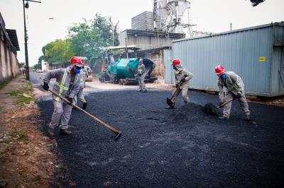 Obras de drenagem e pavimentação prosseguem em ritmo acelerado