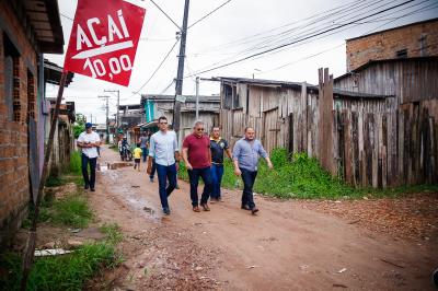 Obras de drenagem e pavimentação prosseguem em ritmo acelerado