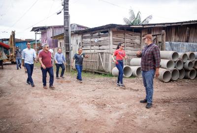 Obras de drenagem e pavimentação prosseguem em ritmo acelerado