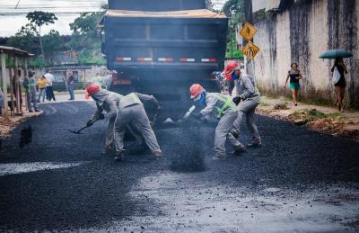 Obras de drenagem e pavimentação prosseguem em ritmo acelerado