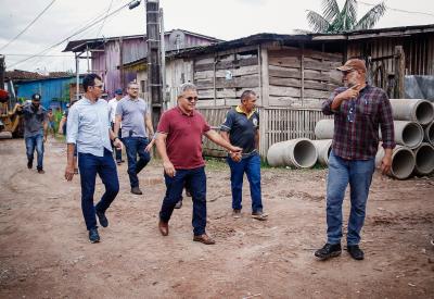 Obras de drenagem e pavimentação prosseguem em ritmo acelerado