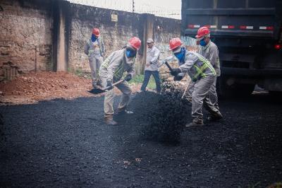 Obras de drenagem e pavimentação prosseguem em ritmo acelerado