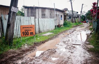 Obras de drenagem e pavimentação prosseguem em ritmo acelerado