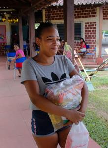Prefeitura distribui kits de merenda escolar para alunos da rede municipal