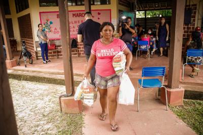 Prefeitura distribui kits de merenda escolar para alunos da rede municipal
