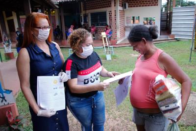 Prefeitura distribui kits de merenda escolar para alunos da rede municipal
