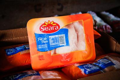 Prefeitura distribui kits de merenda escolar para alunos da rede municipal