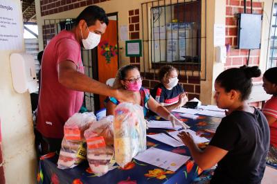 Prefeitura distribui kits de merenda escolar para alunos da rede municipal