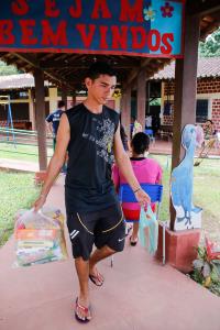 Prefeitura distribui kits de merenda escolar para alunos da rede municipal