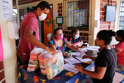 Prefeitura distribui kits de merenda escolar para alunos da rede municipal