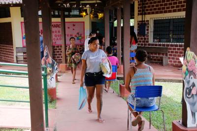 Prefeitura distribui kits de merenda escolar para alunos da rede municipal