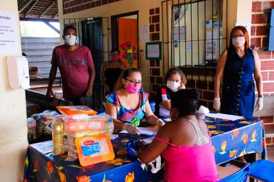 Prefeitura distribui kits de merenda escolar para alunos da rede municipal