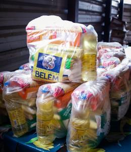 Prefeitura distribui kits de merenda escolar para alunos da rede municipal