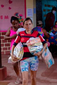 Prefeitura distribui kits de merenda escolar para alunos da rede municipal