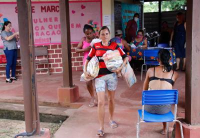 Prefeitura distribui kits de merenda escolar para alunos da rede municipal