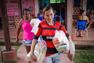 Prefeitura distribui kits de merenda escolar para alunos da rede municipal