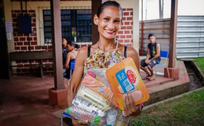 Prefeitura distribui kits de merenda escolar para alunos da rede municipal
