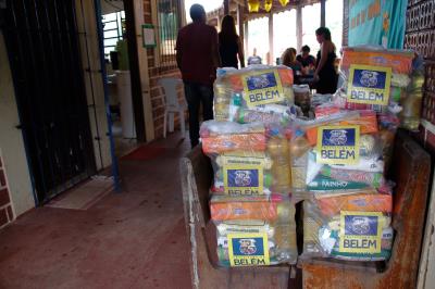 Prefeitura distribui kits de merenda escolar para alunos da rede municipal