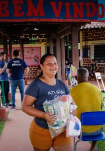 Prefeitura distribui kits de merenda escolar para alunos da rede municipal