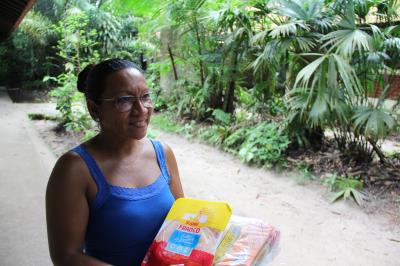 Alunos da Funbosque recebem kits de merenda escolar