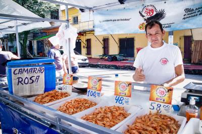 Feirantes de Batista Campos recebem 105 novas barracas da Prefeitura de Belém