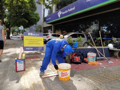 Calçadas recebem demarcação de distanciamento para evitar contato físico em filas
