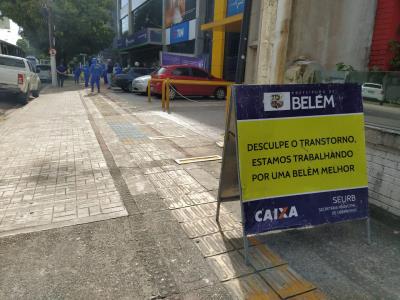 Calçadas recebem demarcação de distanciamento para evitar contato físico em filas
