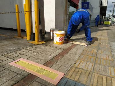 Calçadas recebem demarcação de distanciamento para evitar contato físico em filas