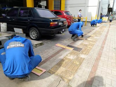 Calçadas recebem demarcação de distanciamento para evitar contato físico em filas