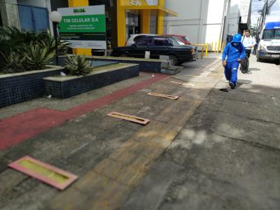 Calçadas recebem demarcação de distanciamento para evitar contato físico em filas
