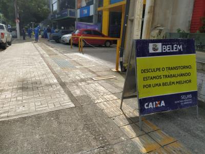 Calçadas recebem demarcação de distanciamento para evitar contato físico em filas